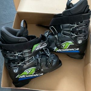 Nordica Junior Ski Boots size 21.5 mondo (us 3)
